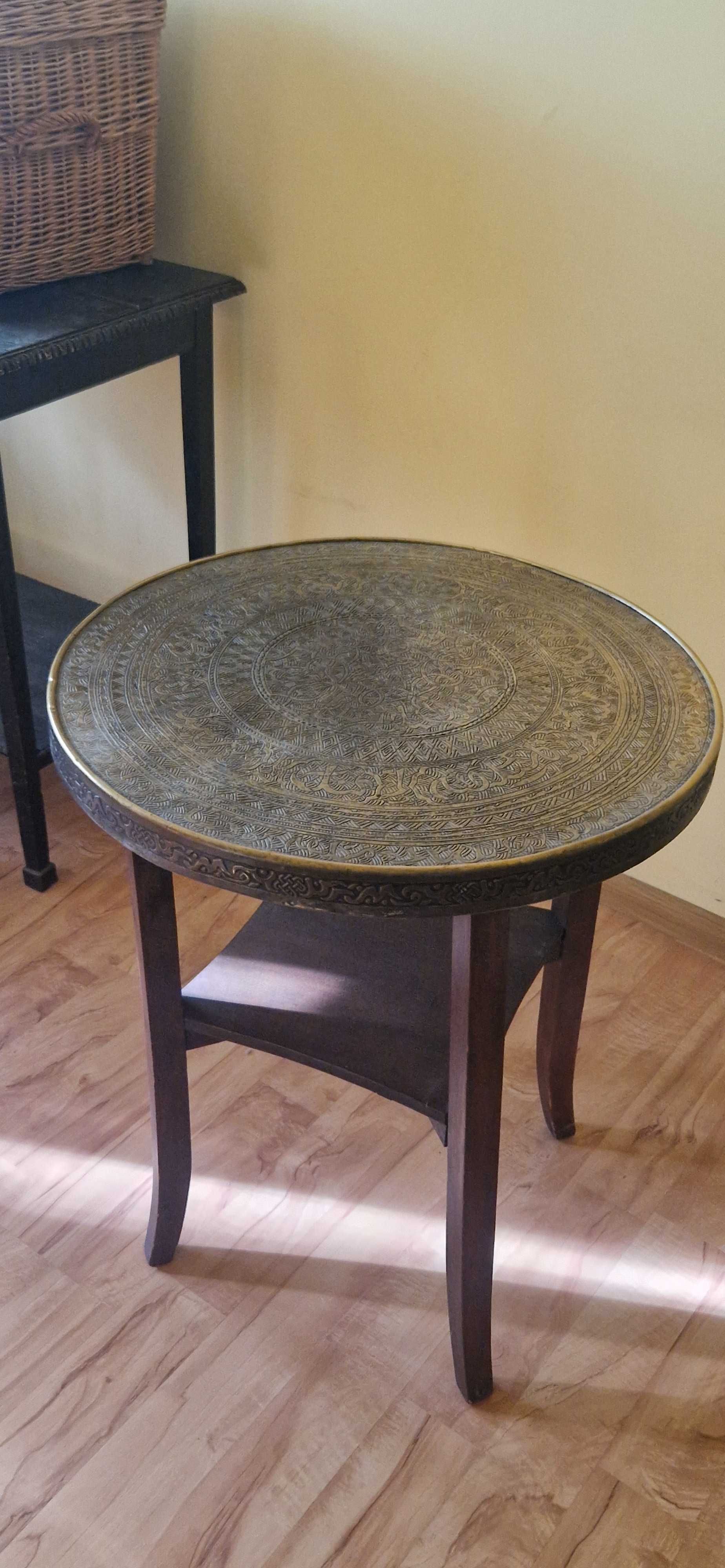 Stary okrągły kolonialny stolik cygarnik