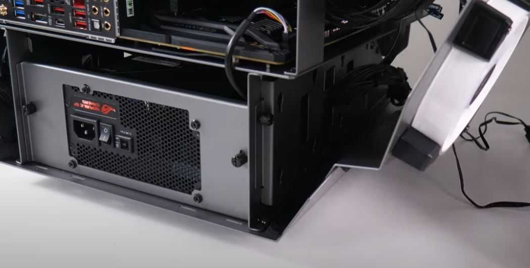 HIT - pre-order obudowa imitująca silnik V8. Bestia wśród open case