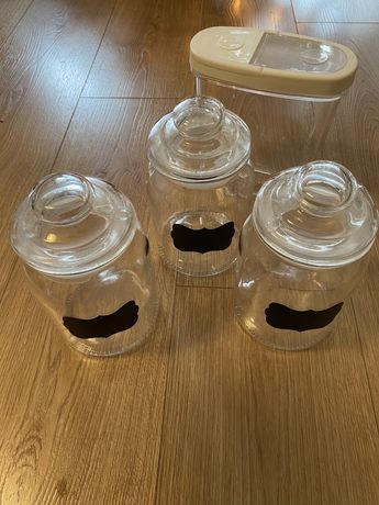 3 szklane słoiki do przechowywania żywności i jeden plastikowy