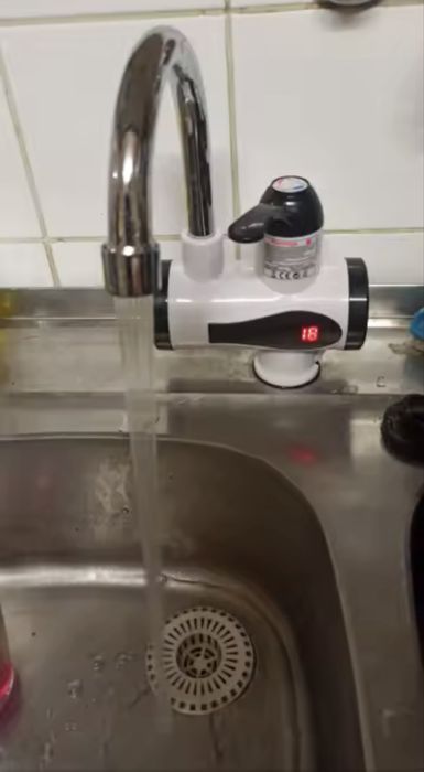 Torneira Elétrica de Água Quente sem Gás/ Esquentador (UNIVERSAL)