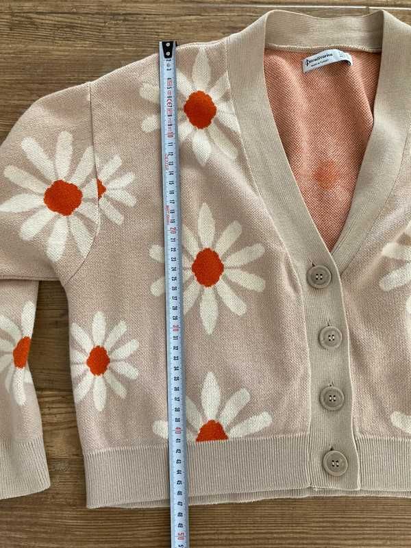 Krótki sweter kardigan w kwiaty stokrotki stradivarius