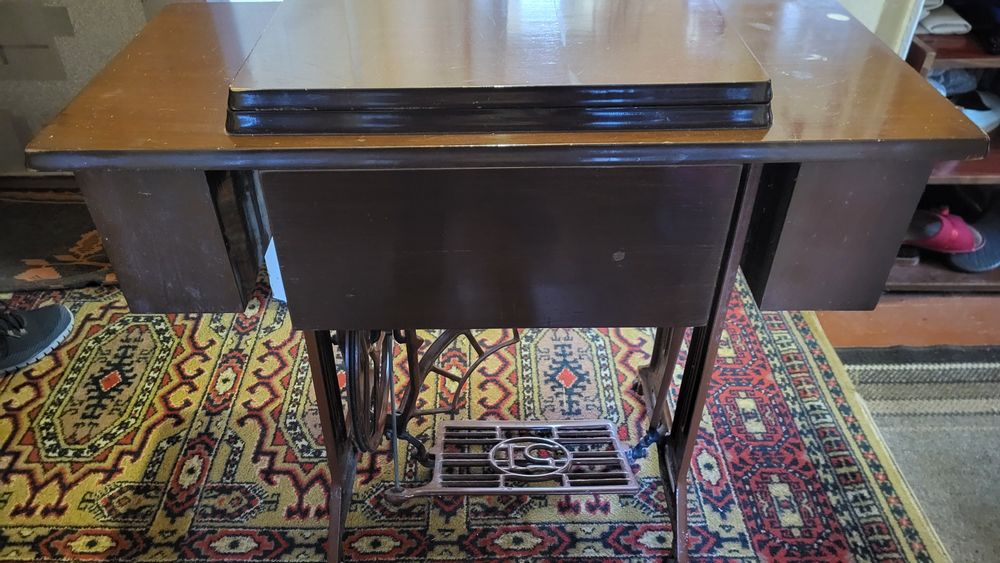 Швейна машинка Зінгер зі станиною в повному комплекті