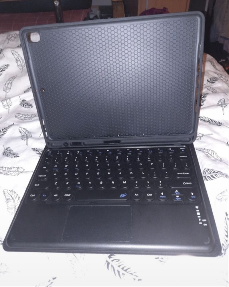 Sprzedam case nowy Ipad 9 generacji z klawiaturą