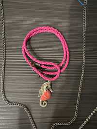 Разноцветное ожерелье с розовым морским коньком