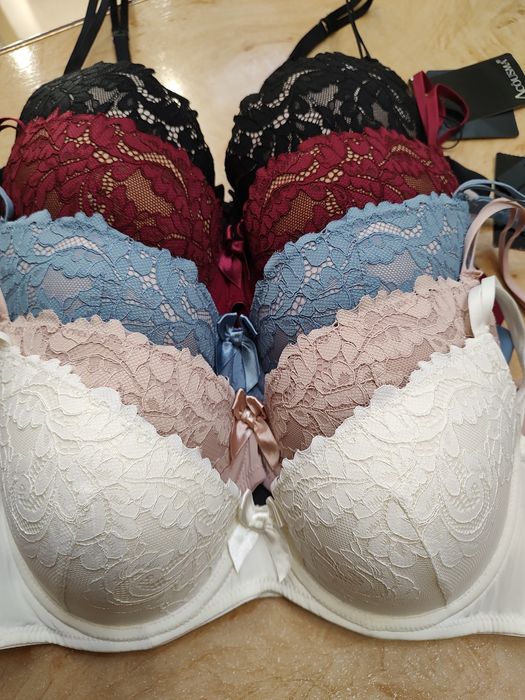 Вишукані комплекти жіночої білизни Acousma