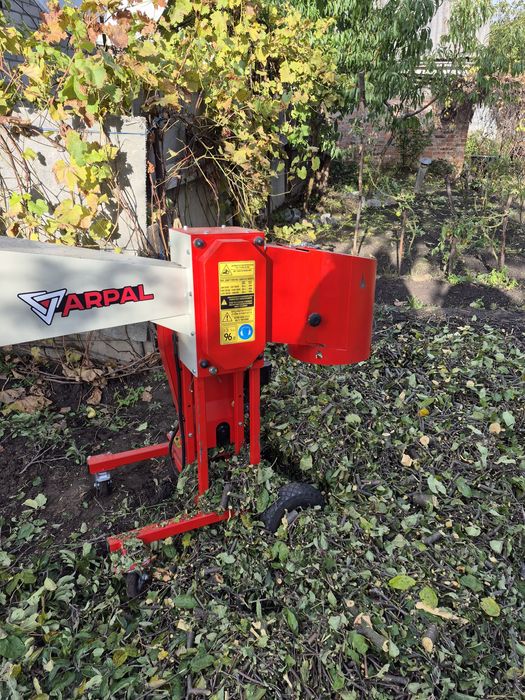 Спил деревьев,кронирование,обрезка веток.Дробление  веток на щепу.