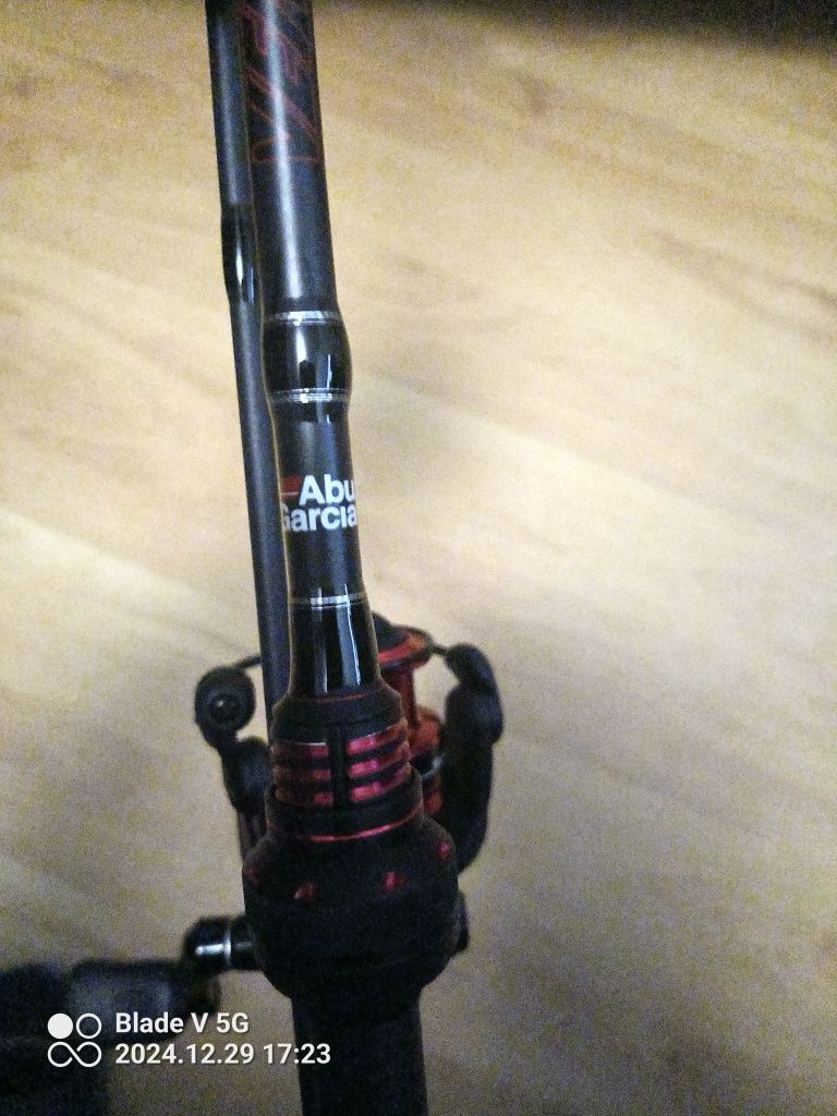 Sprzedam 4 wędki wraz z osprzętem
