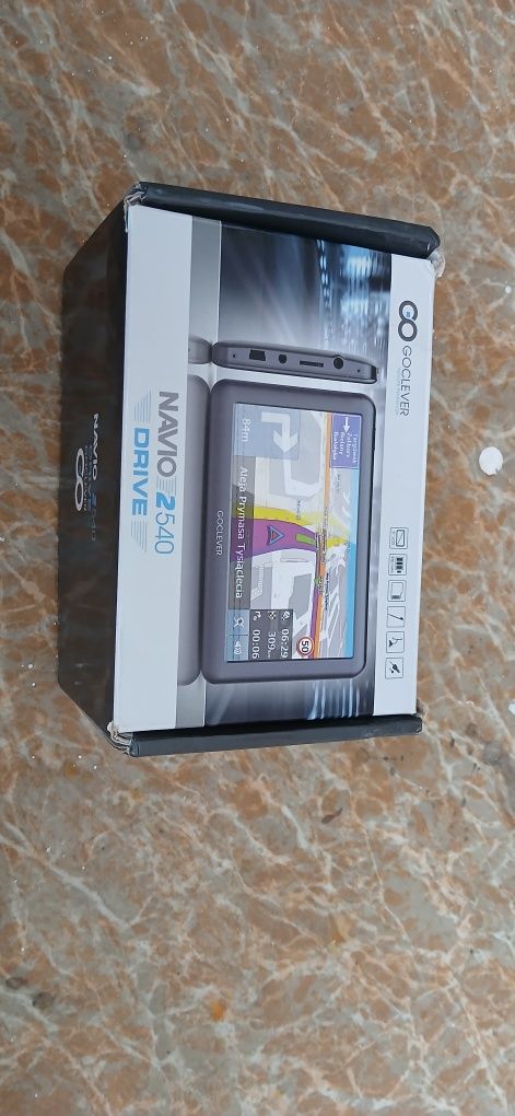 Nawigacja tablet z kablem i instrukcją