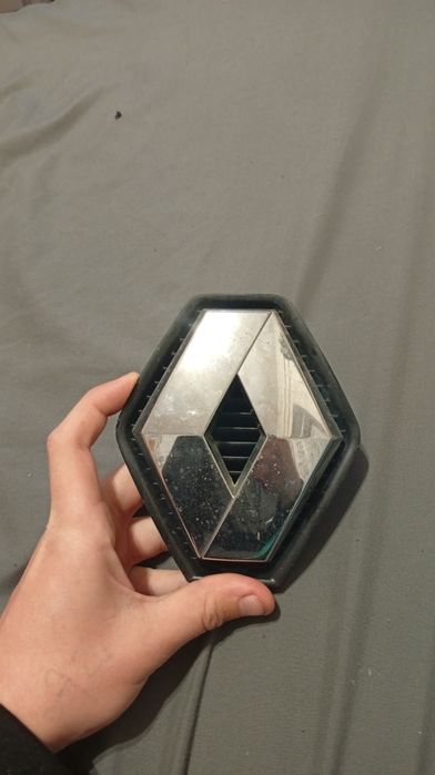 Продам или обменяю значок рено