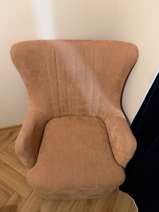 Fotel z obrotową podstawą i funkcją bujania