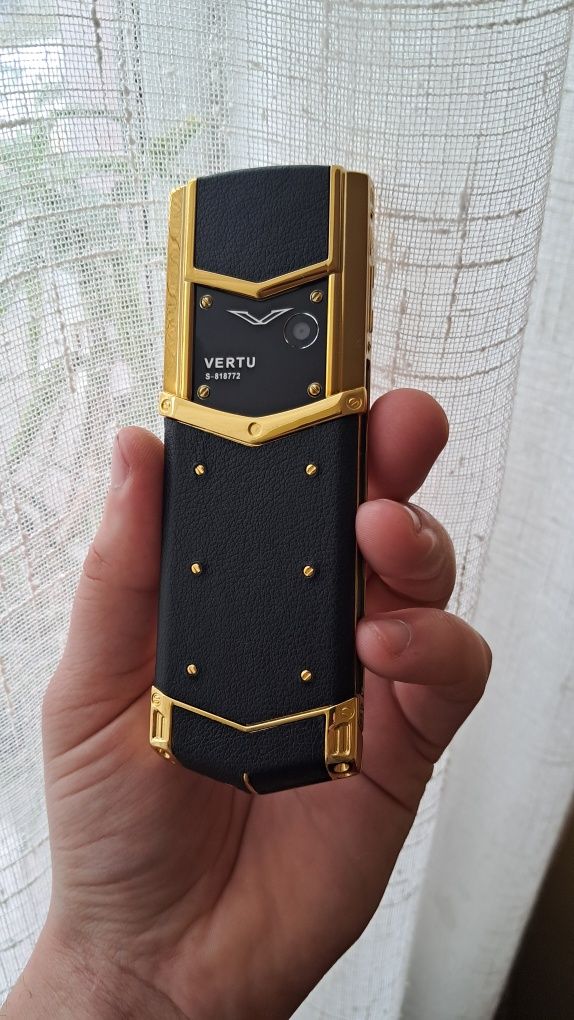 Новый мобильный телефон VERTU черный с золотым