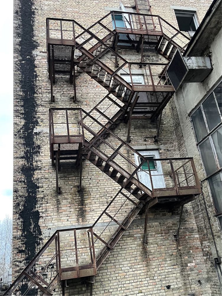 металическую лестницу (металеві сходи)