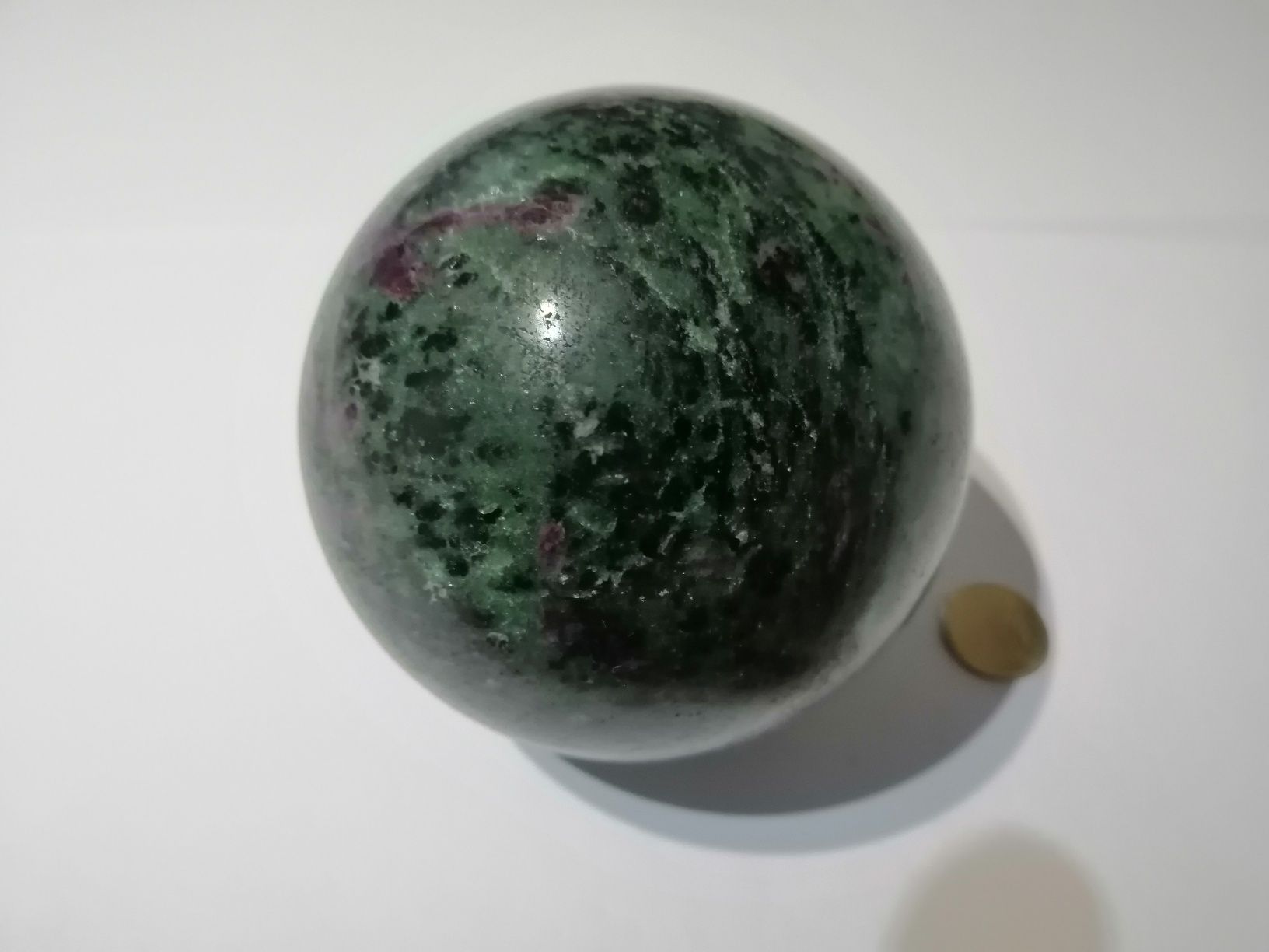 Naturalny kamień Zoisyt z Rubinem w formie polerowanych kul