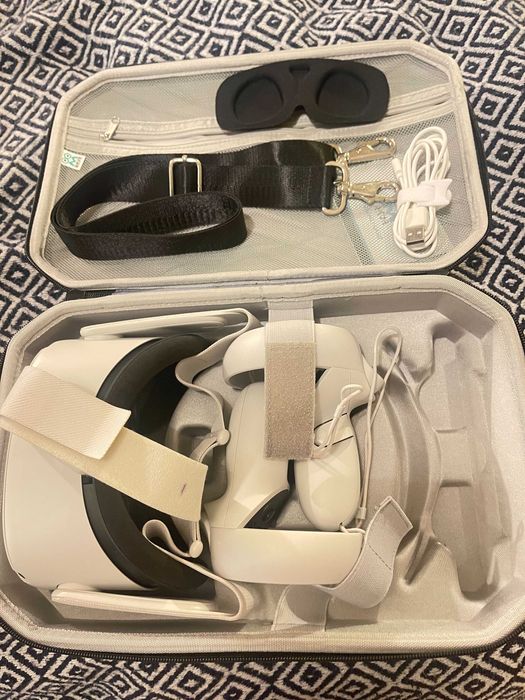 Oculus Quest 2 - 64 GB including a AMVR Carrying Case
