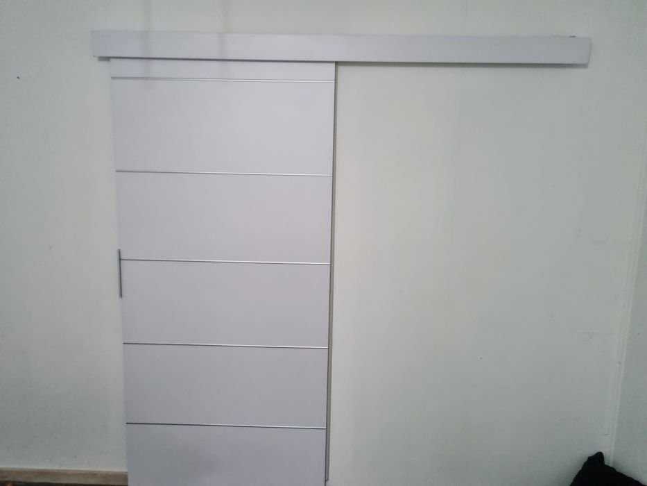 Drzwi przesówne do sypialni. Białe z chromami