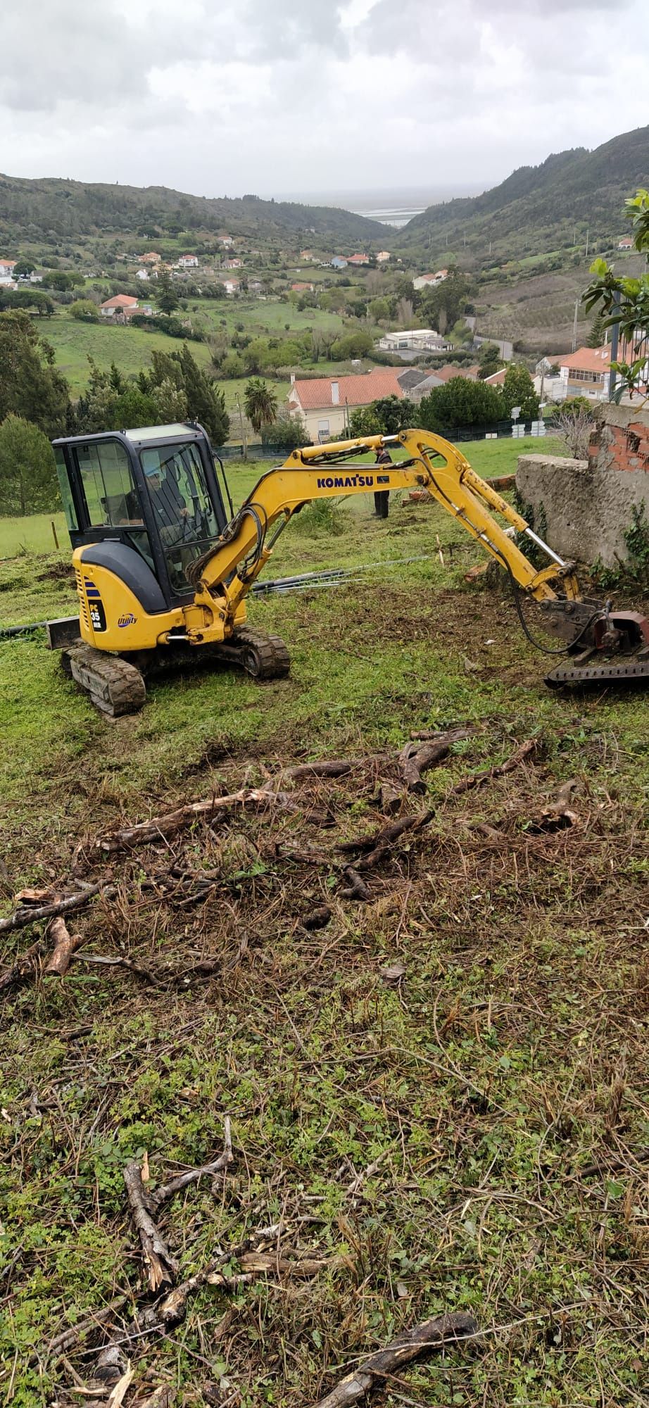 Serviço de escavações  limpeza de terreno
