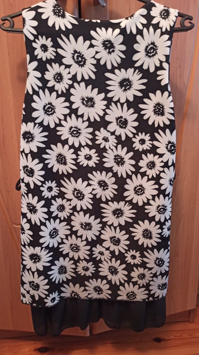 Damska sukienka w kwiaty biało - czarne. Rozmiar 36 z ozdobnym łańcusz