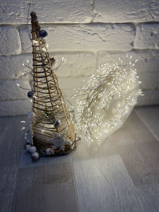 Гірлянда,мішура або хвойна лапа