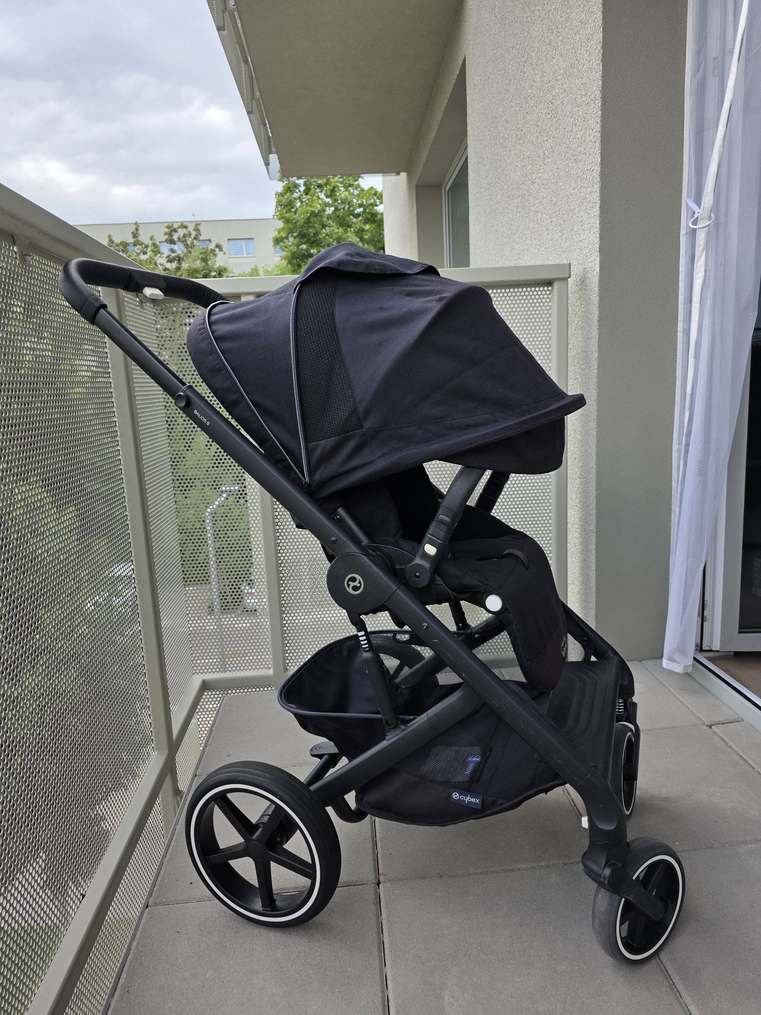 Прогулочна коляска. Cybex Balios S Lux Moon Black