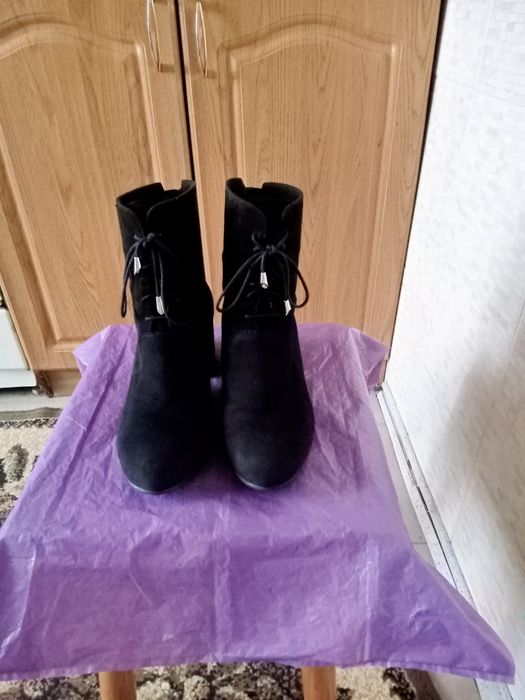 Жіночі  замшеві черевики.