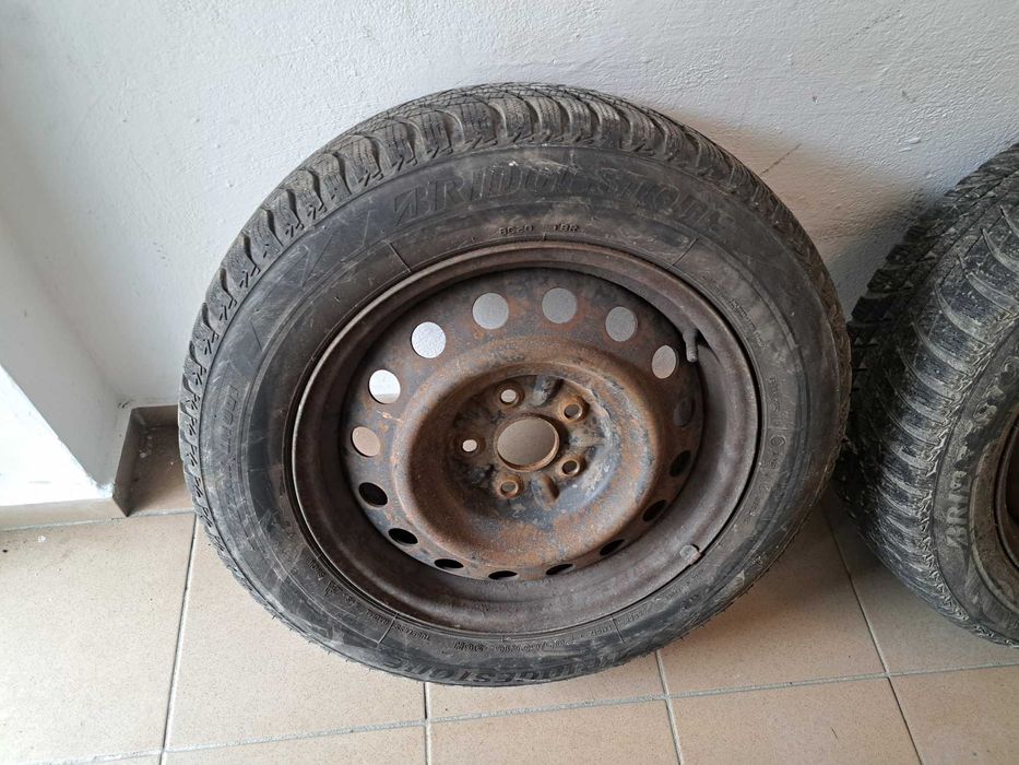 Opony zimowe 16 na felgach (205/60/16)