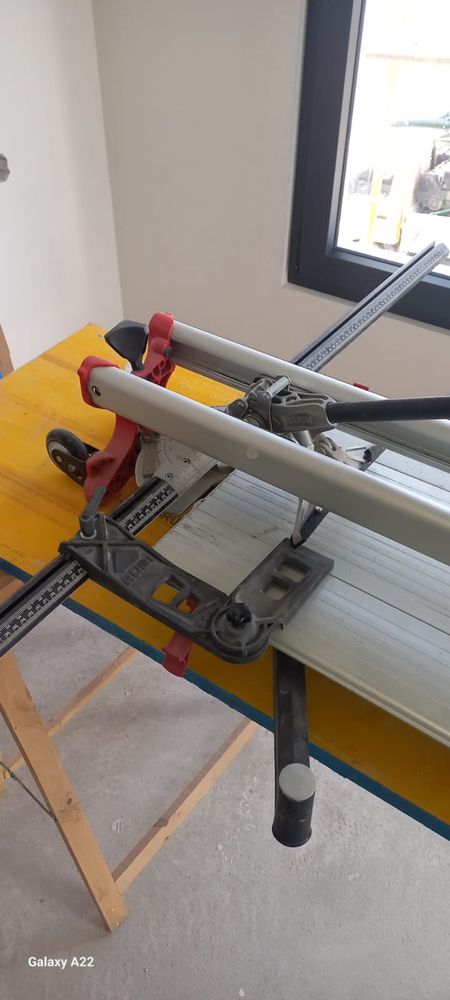 Maquina de cortar azulejo da  Rubi TZ-1020