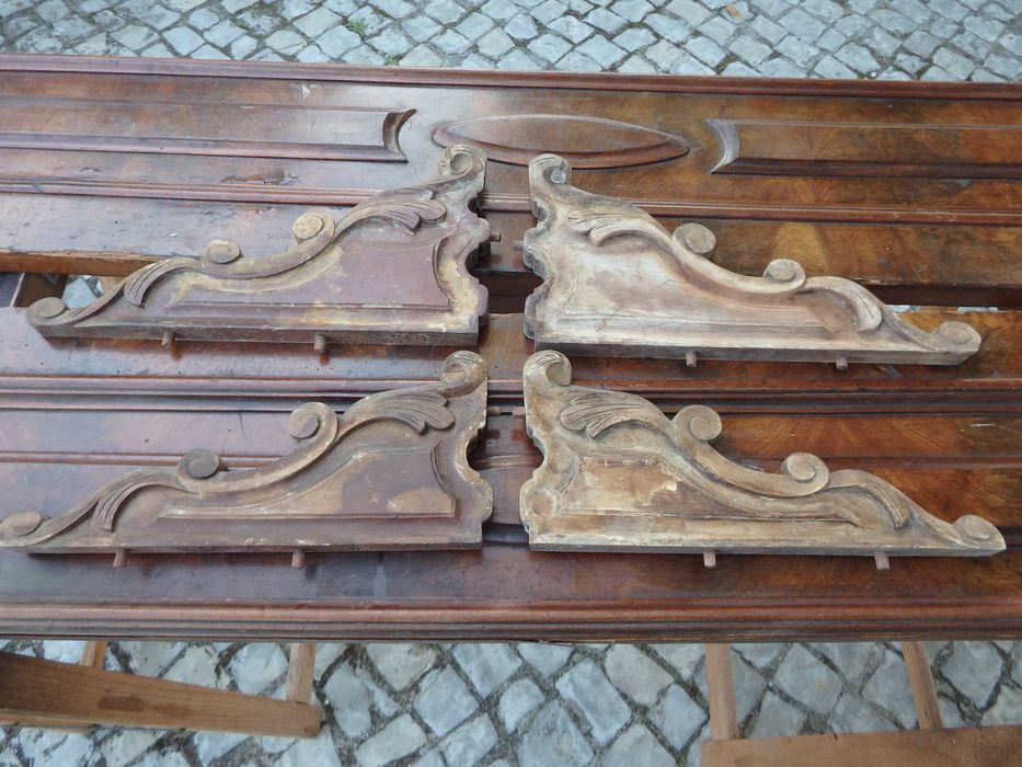 Cama estilo romântico em castanheiro maciço