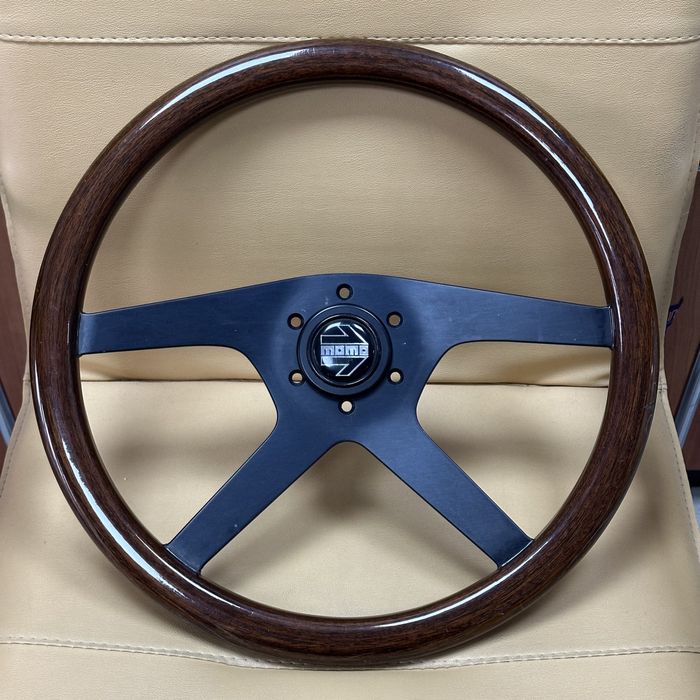 Червоне дерево momo ML38 KBA 70100 1989р до класичних спортивних авто