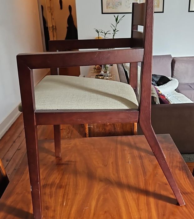 2 cadeiras em madeira