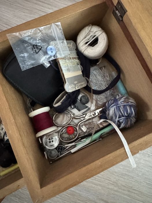 Drewnianka skrzynka z przyborami krawieckimi