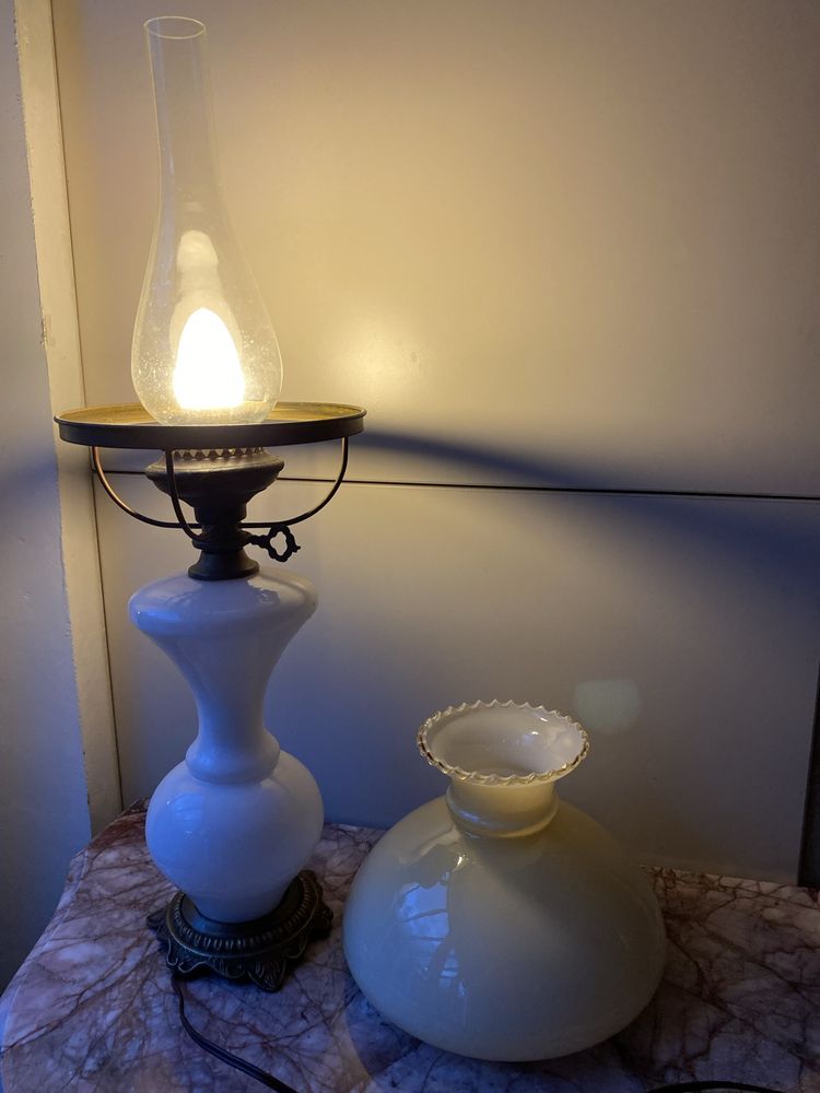 Stara porcelanowa lampa jak naftowa