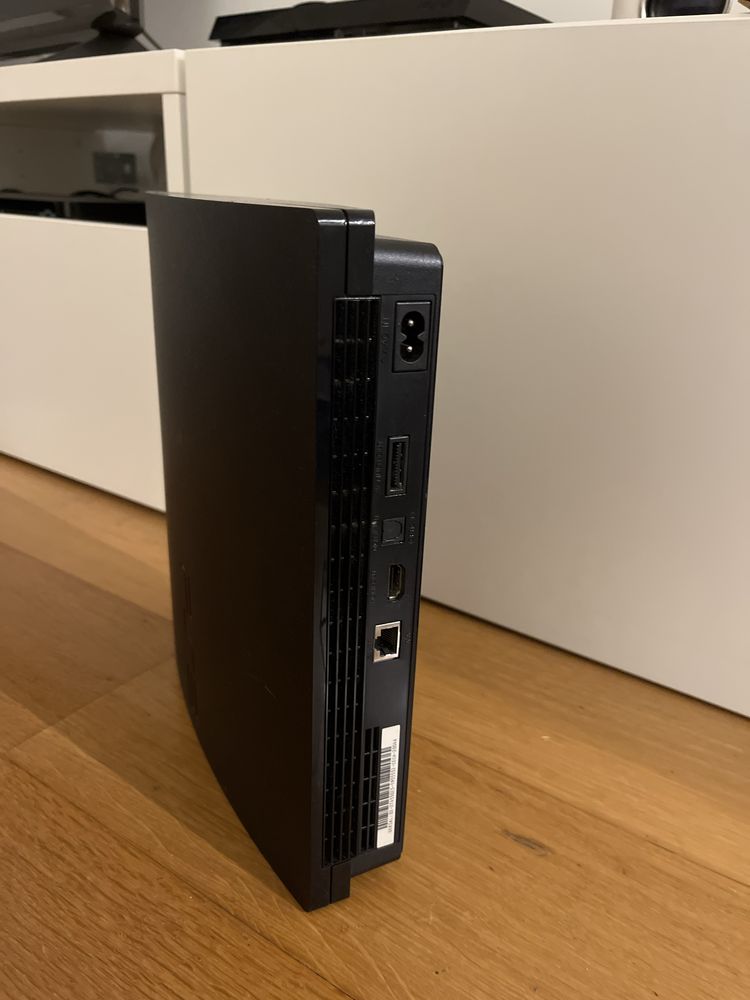 PS3 em bom estado com dois comandos