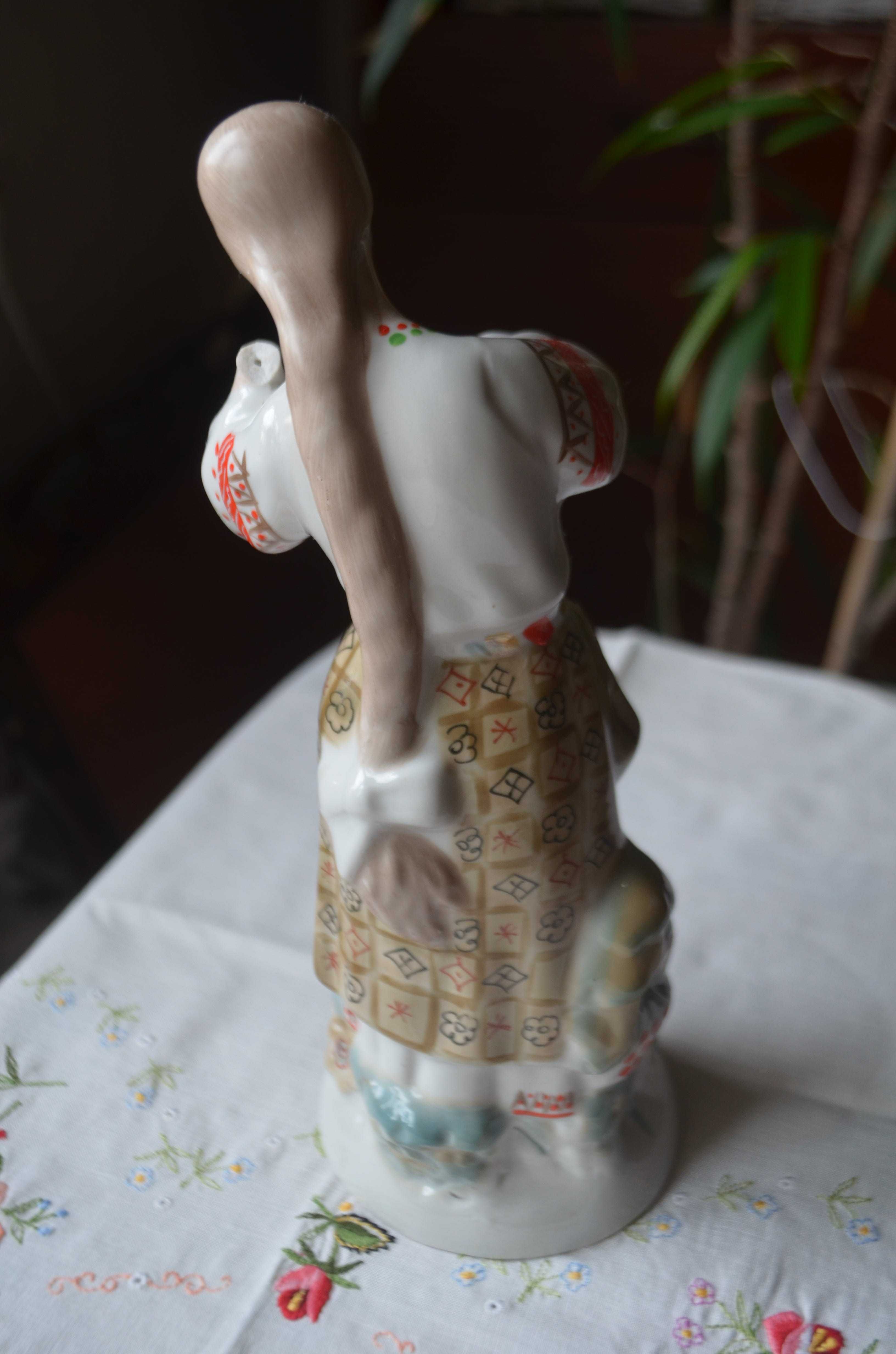 porcelana  figurka Połonne ukraina Dziewczyna z kaliną rzadka