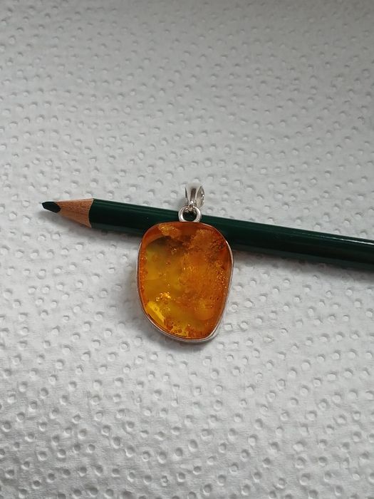 Wisiorek srebrny z bursztynem