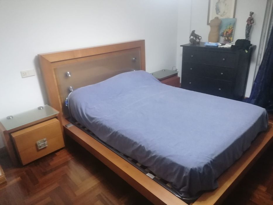 Cama, colchao e mesas de cabeceira