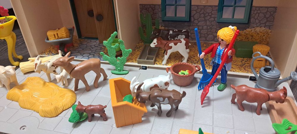 Ігровий конструктор Playmobil Germany 2011 року ферма