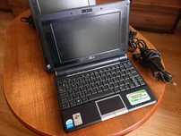 Laptop  z 10 calowym ekranem i zasilaczem