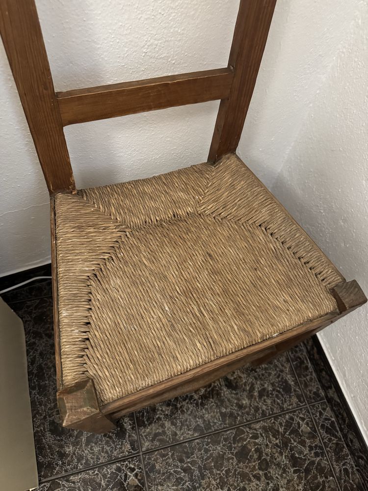 Vendo cadeira de madeira e palhinha