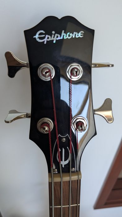 Gitara basowa Epiphone Embassy PRO Bass w kolorze Antique Ivory