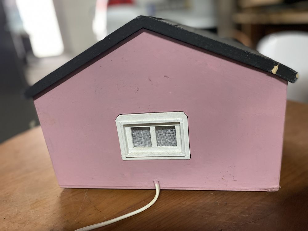 Candeeiro em Forma de Casinha Rosa – Peça Única