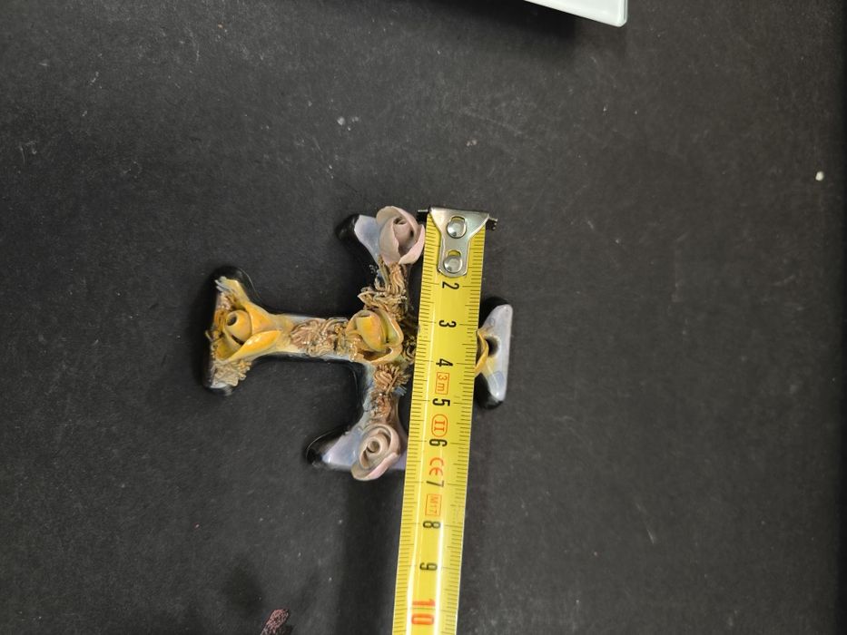 Cruz decorativa com flores