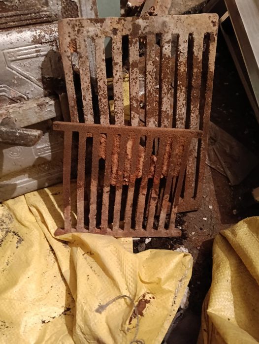 Drzwiczki żeliwne z demontażu pieca kaflowego wraz innymi elementami