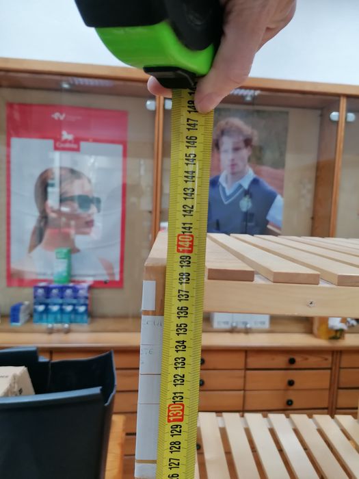 Estante de ripas de madeira