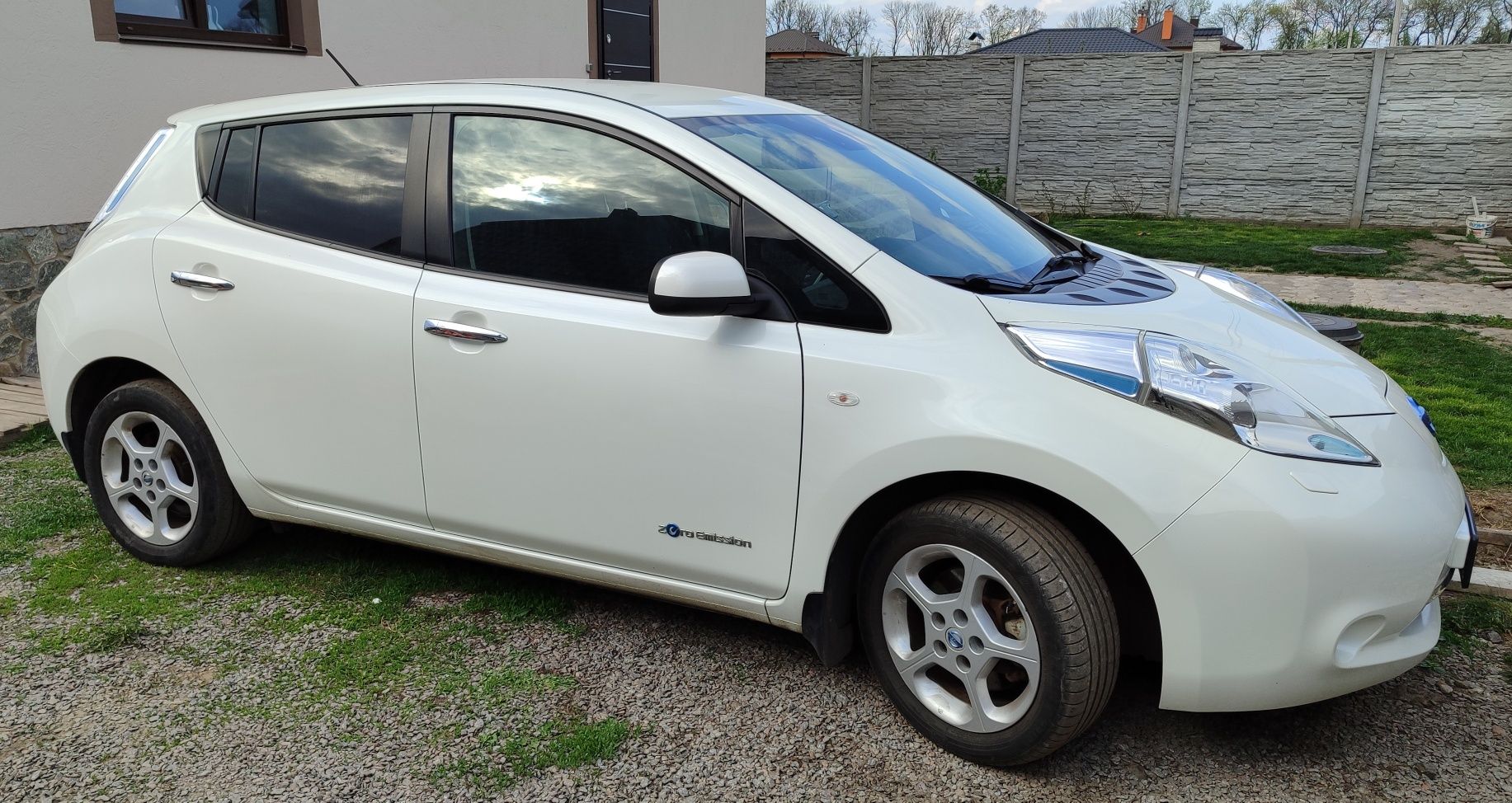 Продам Nissan leaf 2015 24kWh