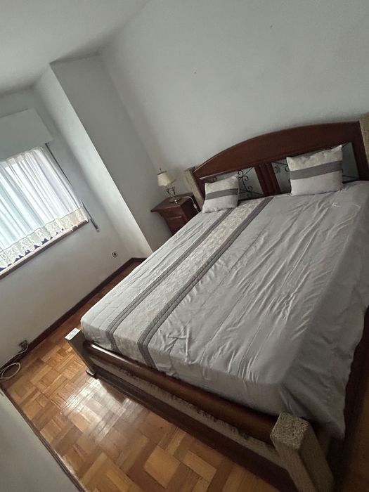 Cama de casal com mesas de cabeceira
