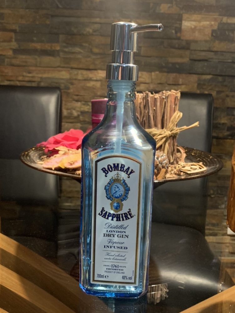 Garrafa gin Bombay transformada doseador