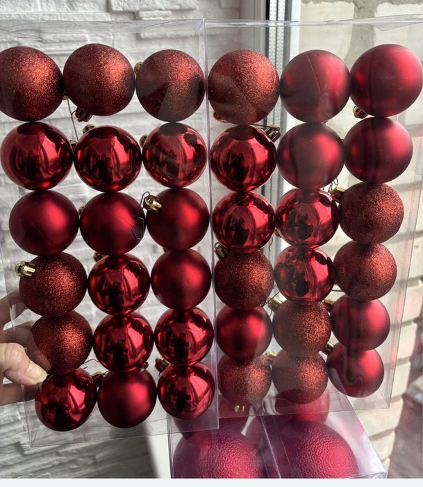 Набір кулі шари новорічні червоні на ялинку