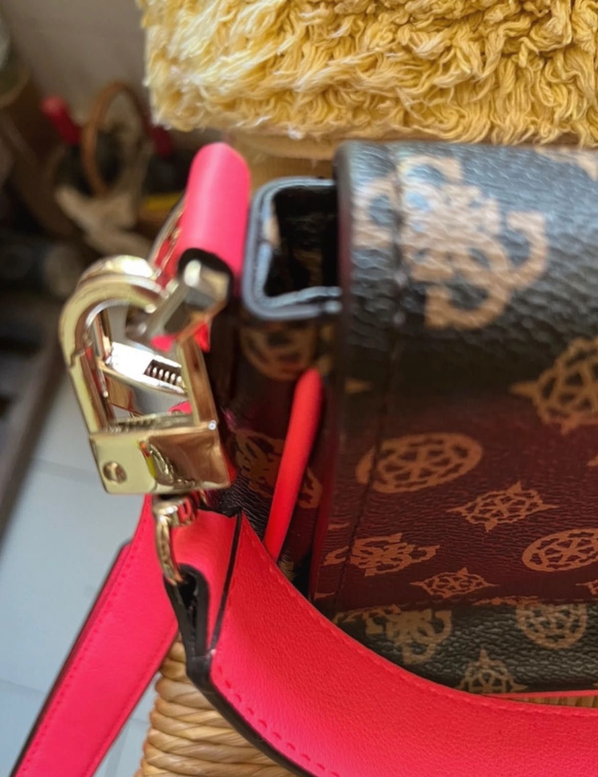 Mala Guess com logo e G e alça a rosa fúcsia