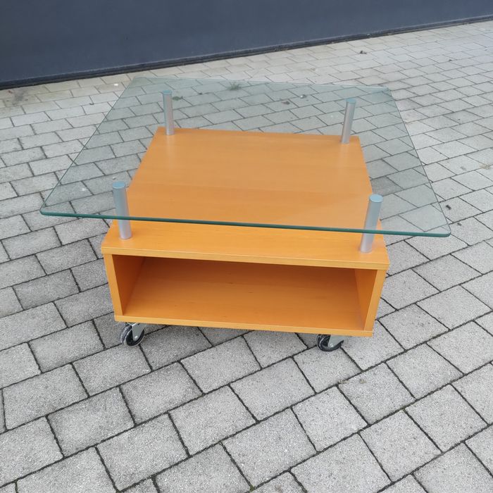 Oddam  stolik kawowy na kółkach