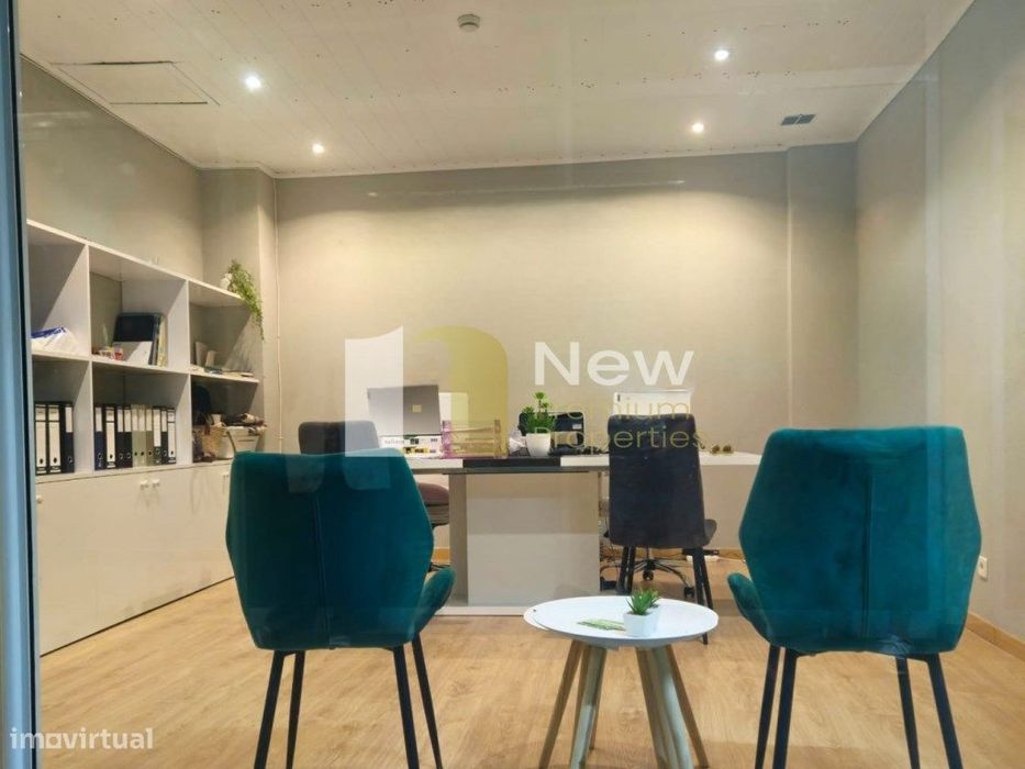 Loja Comercial para Arrendamento no Eiras Shopping.